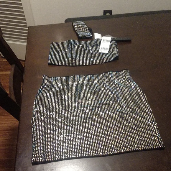 Skirt ,top & choker - Picture 4 of 4